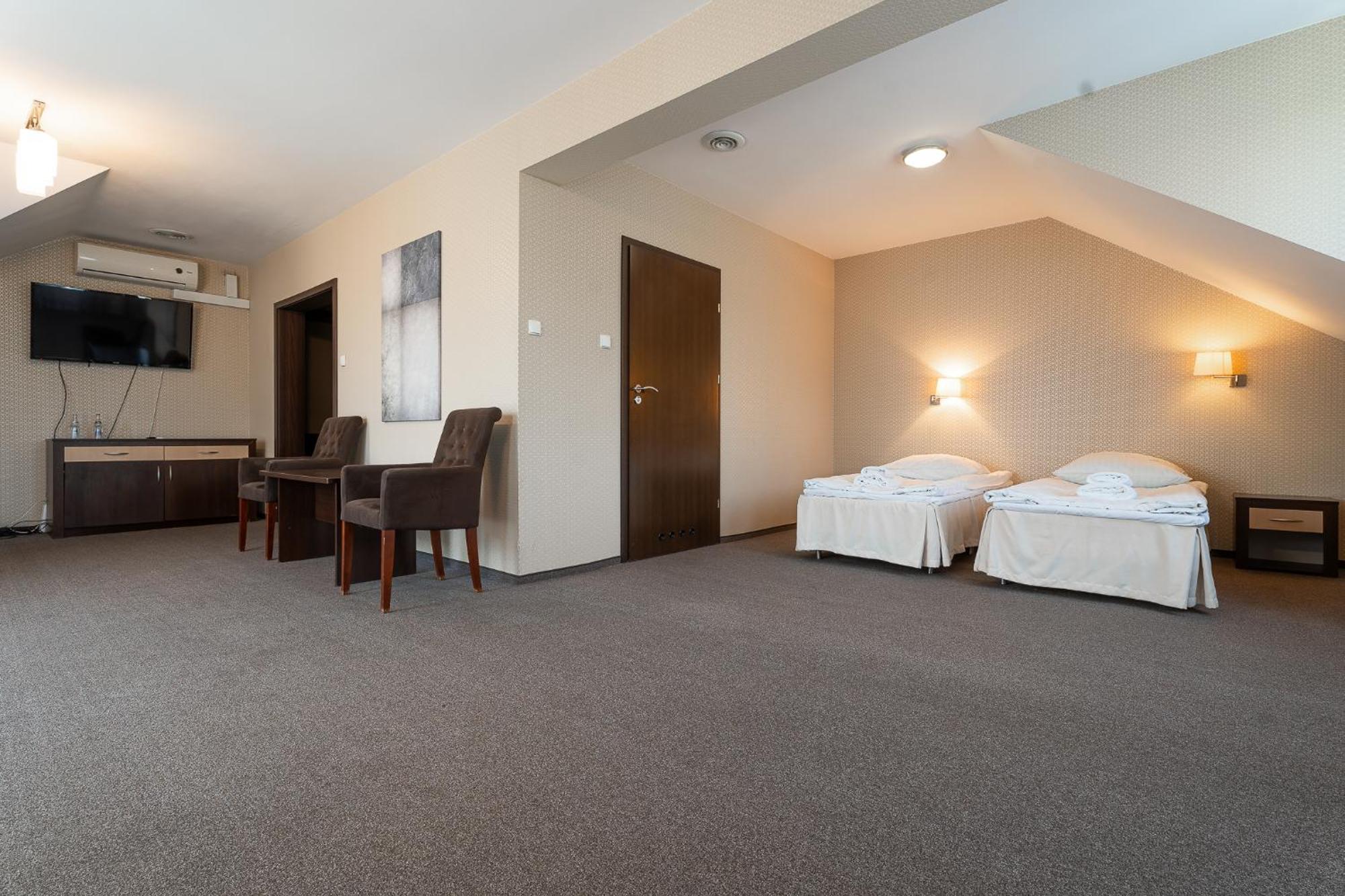 Hotel Cztery Pory Roku Głogów Małopolski Exterior foto